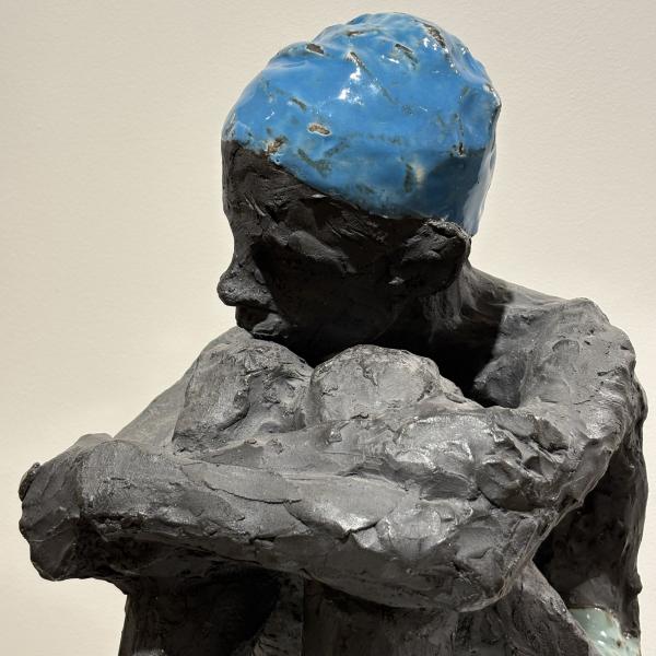 Sophie Gerspacher - Ado se tenant les genoux Détail - PE Grès noir émaillé.