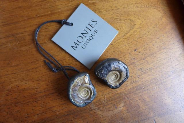 MONIES - PU - Ammonites et métal