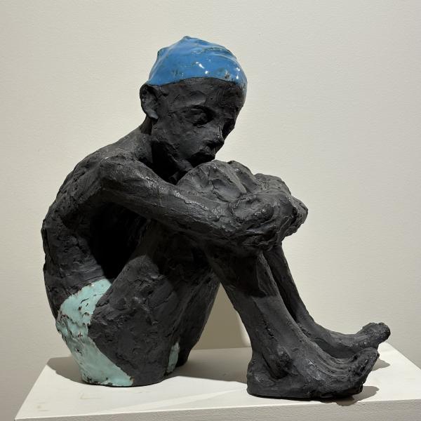 Sophie Gerspacher - Ado se tenant les genoux - PE Grès noir émaillé.